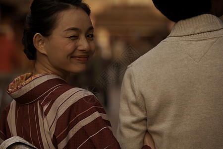 穿和服欣赏城市风光的女孩图片