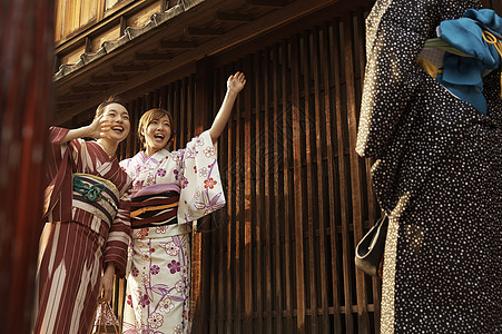 穿和服的女孩一起外出旅游图片