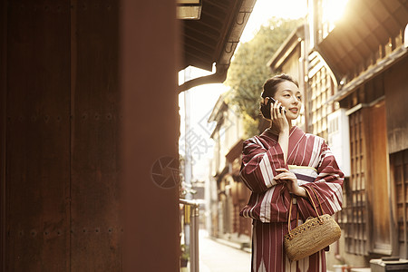 穿和服的美女打电话图片