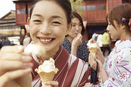 外出旅游吃冰淇淋的女孩图片