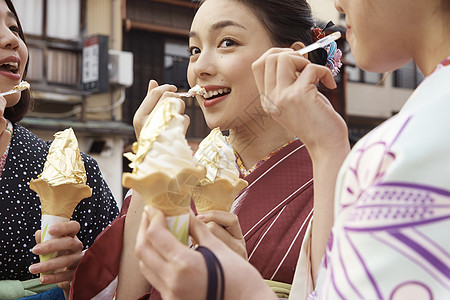 外出旅游吃冰淇淋的女孩图片