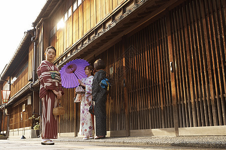 穿和服的女孩一起外出旅游观光图片