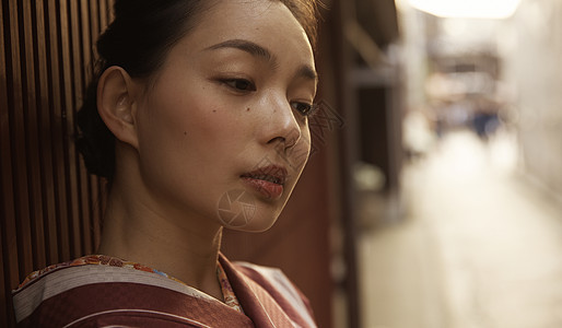 身穿和服的女孩肖像图片