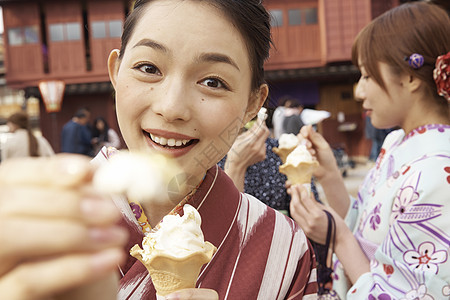 外出旅游吃冰淇淋的女孩图片