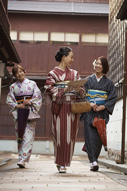 穿和服的女孩一起外出旅游观光图片