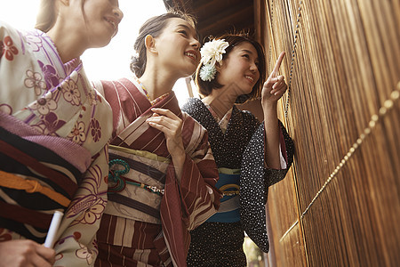 穿和服的女孩一起外出旅游观光图片