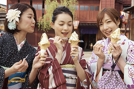 外出旅游吃冰淇淋的女孩图片