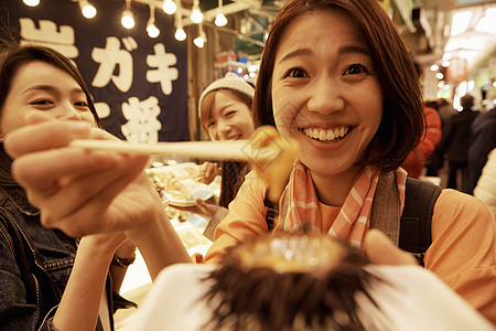 闺蜜一起逛街吃美食图片