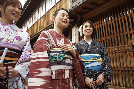 穿和服的美女一起观光旅游图片