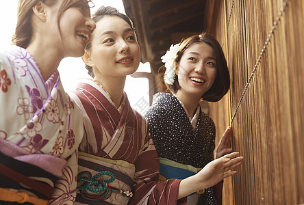 穿和服的美女一起观光旅游图片