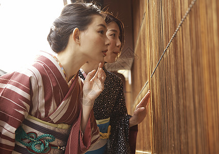 日本传统穿和服的美女一起观光旅游背景
