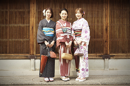 三姐妹穿和服观光旅游图片