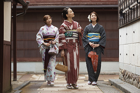 三个穿着和服休假观光旅游的女生图片