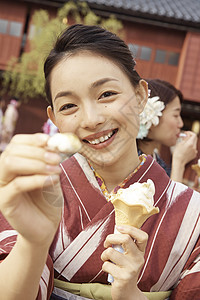 穿和服女生注视镜头吃冰淇淋图片