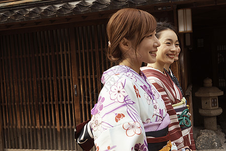 三个穿着和服旅游的女生图片