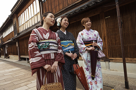 三个穿着和服旅游的女生图片