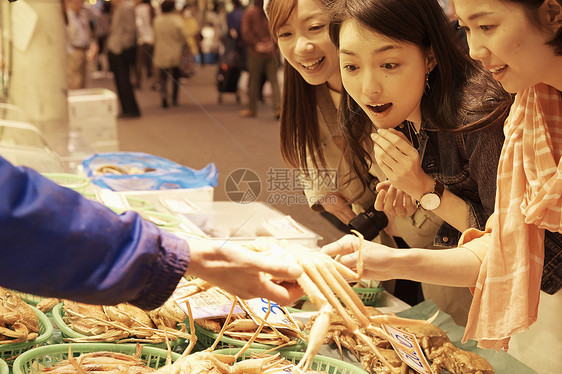 妇女观光夜市场图片