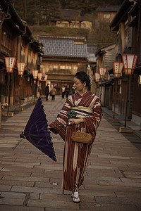 收伞的日式女性图片