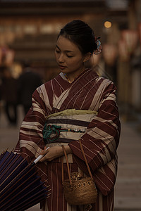 黄昏时分穿着和服思考的女人图片