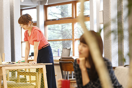 作在办公室工作的女人图片