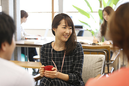 男人和女人在办公室聊天图片