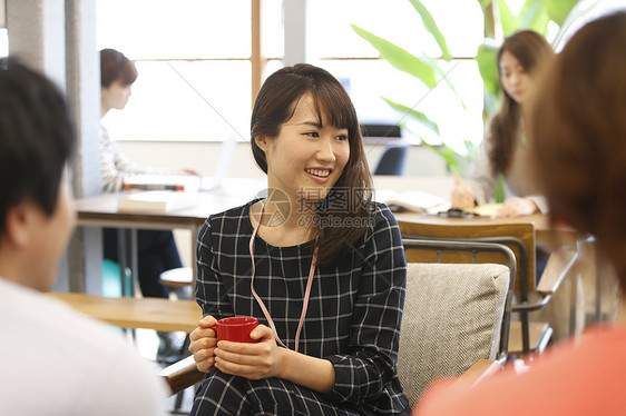 男人和女人在办公室聊天图片