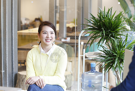 男人和女人在办公室聊天图片