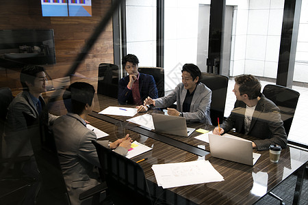 商务人士在会议室开会图片素材