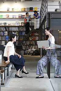 办公室里沟通交流的商务女性图片