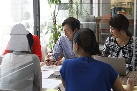 会议室里沟通交流的商务人士图片