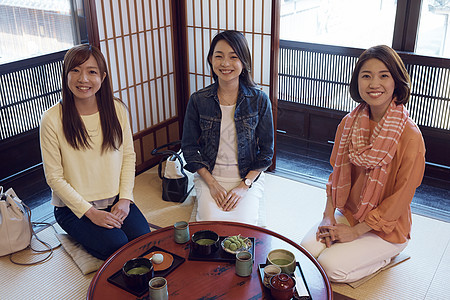 年轻女孩一起喝茶聚会图片