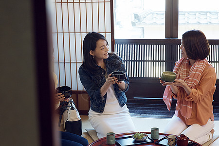 在金泽旅行的妇女图片