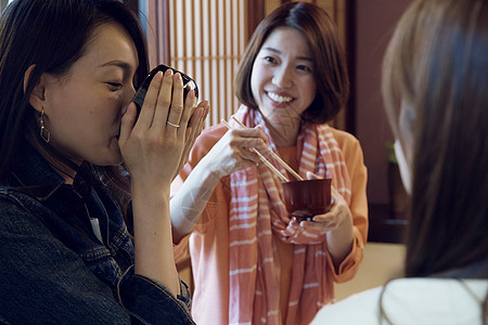 在金泽旅行的妇女喝茶图片