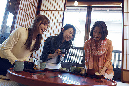日式茶馆旅游的三个女人图片