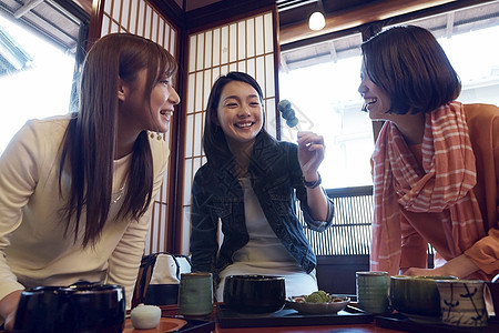 在金泽旅行的妇女品尝日式甜点图片