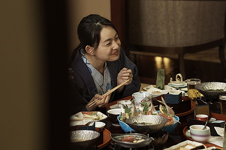 旅途亚洲人肖像在客栈吃饭的女人图片
