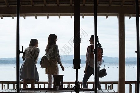 观光大海风光的三位女孩图片