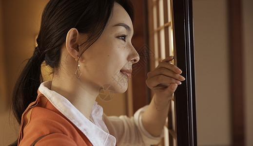 青年女人推开日式门背景图片