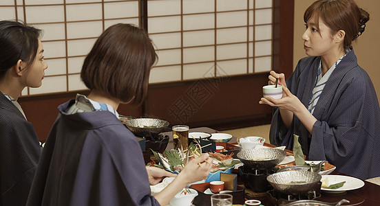 在日式风格客栈吃饭的女人们图片