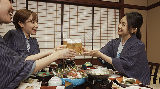 在日式客栈吃饭聊天的朋友们图片
