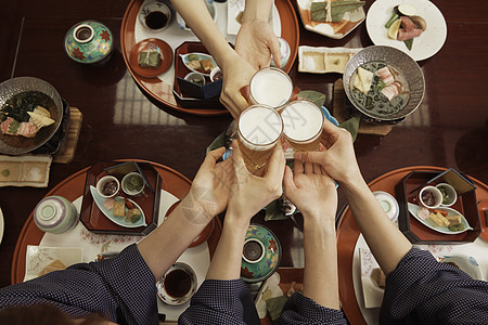 在日式客栈吃着日料干杯的姐妹们图片