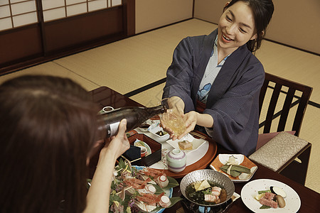 在日式客栈吃着日料干杯的姐妹们图片