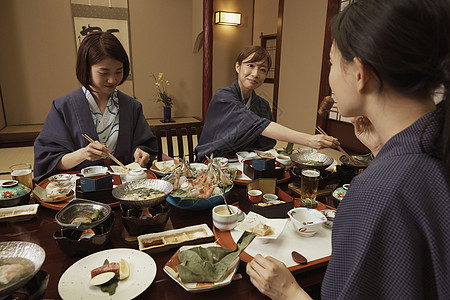 在日料店吃饭的女性们图片