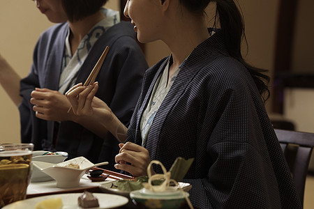 在温泉旅馆用餐的两个女生图片