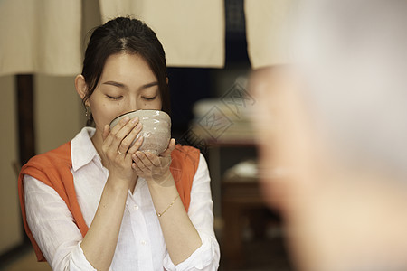 一个女人喝茶图片