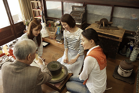 游览学习日式家庭茶磨经验的三个女生图片