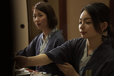 在客栈吃饭的女人图片