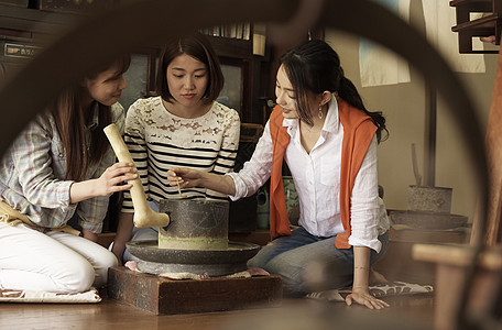 三个女人茶磨经验图片