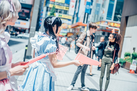 角色扮演的女孩走在街上图片