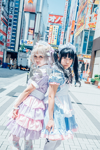日本街头穿女仆装的少女图片